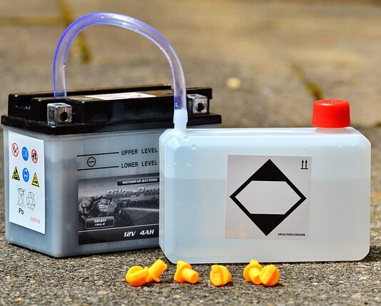 Czy można ładować akumulator zasilaczem 12V?