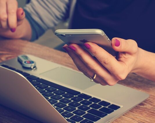 Czy można ładować telefon ładowarka do laptopa? Czy można ładować telefon ładowarka do laptopa?