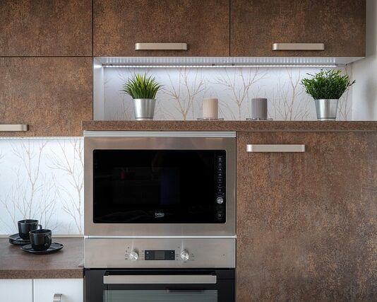 Jak ustawić lodówkę turystyczna?