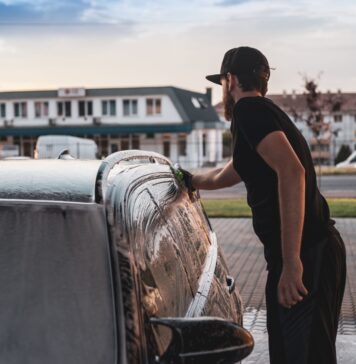 Jak zadbać o lakier samochodowy