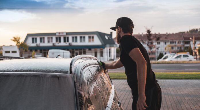 Jak zadbać o lakier samochodowy